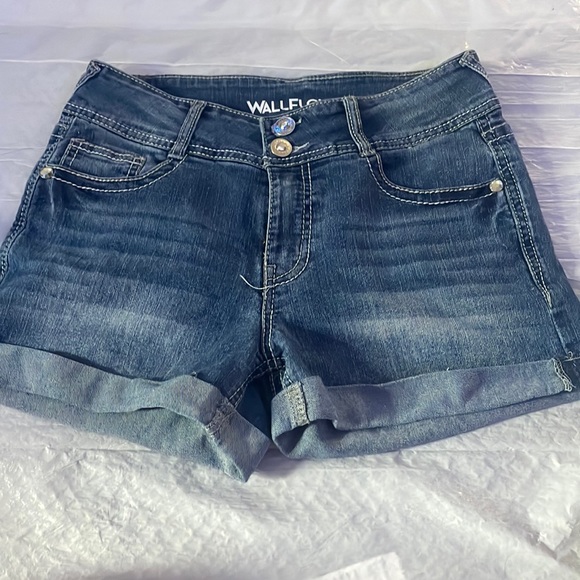 jean shorts with sparkly stones on  the back pockets - Picture 1 of 2